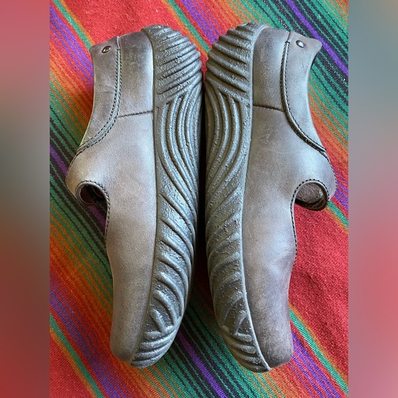 Wolky Leather Maryjane Shoes. Velcro closure. Size 7 US. Charcoal. Like new! - Picture 3 of 12